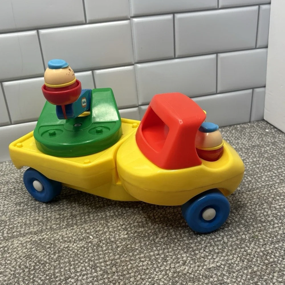 Little Tikes VTG Construction Truck W People Yellow W Bucket Lift Nice Condition